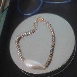 Elegant Pearl and Gold Bracelet